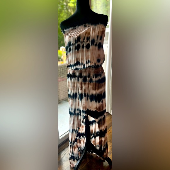 Perfect summer dress. Lightweight, can go casual or dress it up. - Picture 1 of 2